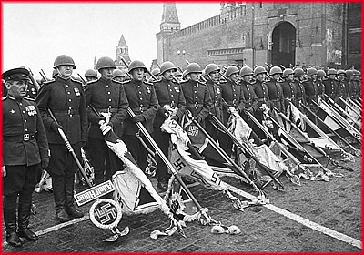 1945 год. Фашистские знамена и Парад Победы на красной площади